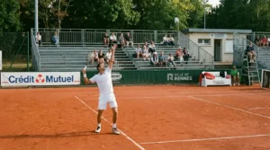 Pista de tenis de un torneo Challenger con gradas pequeñas y pocos espectadores